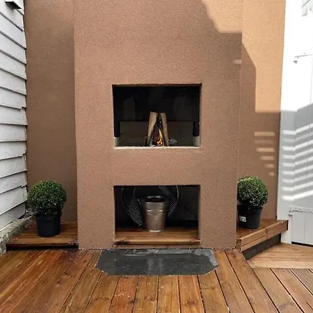 The Yellow Door 아파트