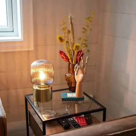 아파트 The Yellow Door