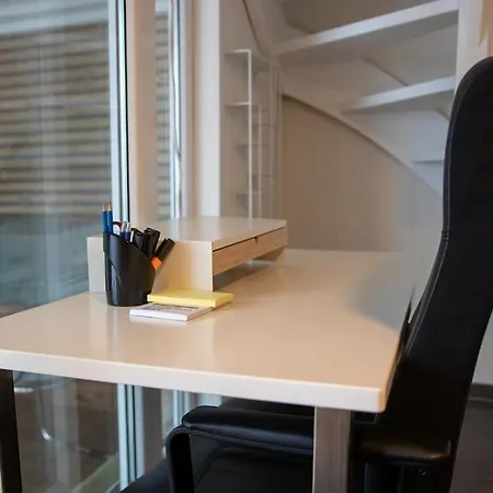 아파트 The Yellow Door